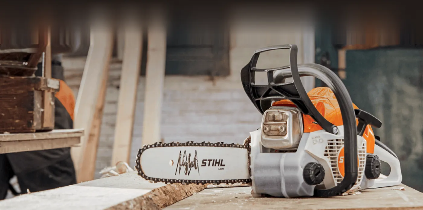 Αλυσοπρίονο STIHL σε πάγκο ξυλουργείου